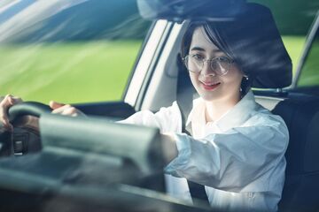 【モデル入り素材】運転しやすくなる「安心ナビ」　イメージ