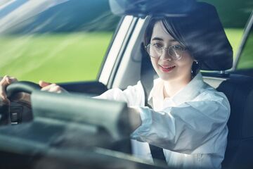 【モデル入り素材】運転しやすくなる「安心ナビ」　イメージ