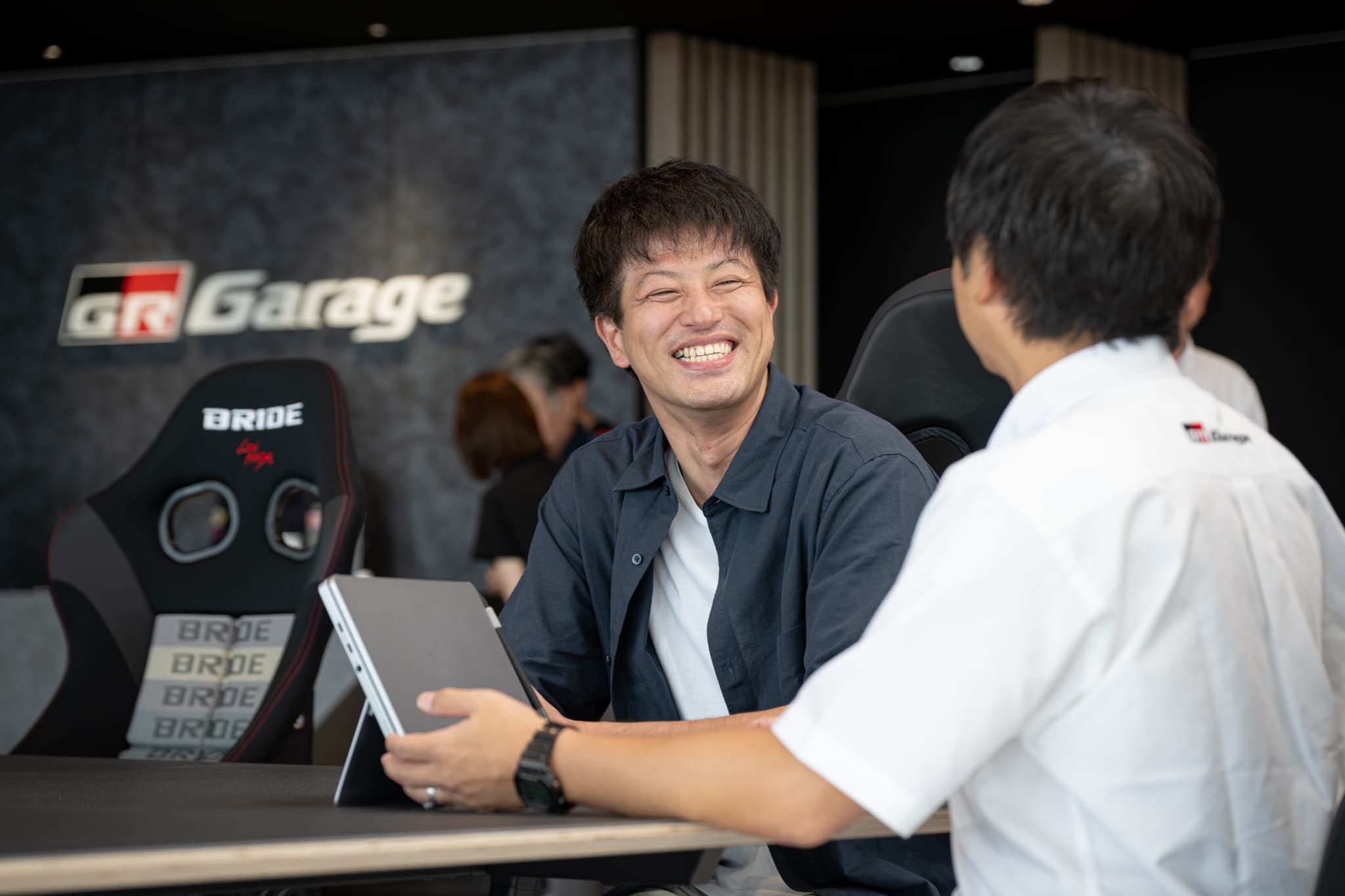 GR Garage 福井 Harue 店内とスポーツカー