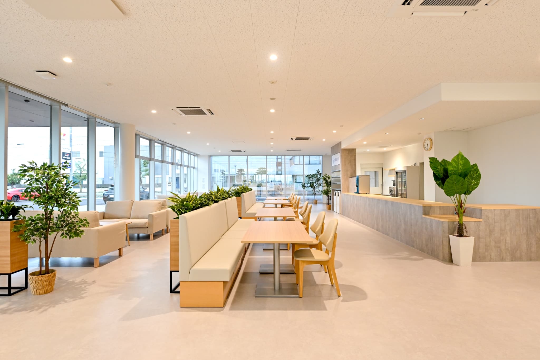 C-Cafe 店内の様子と開放的な座席