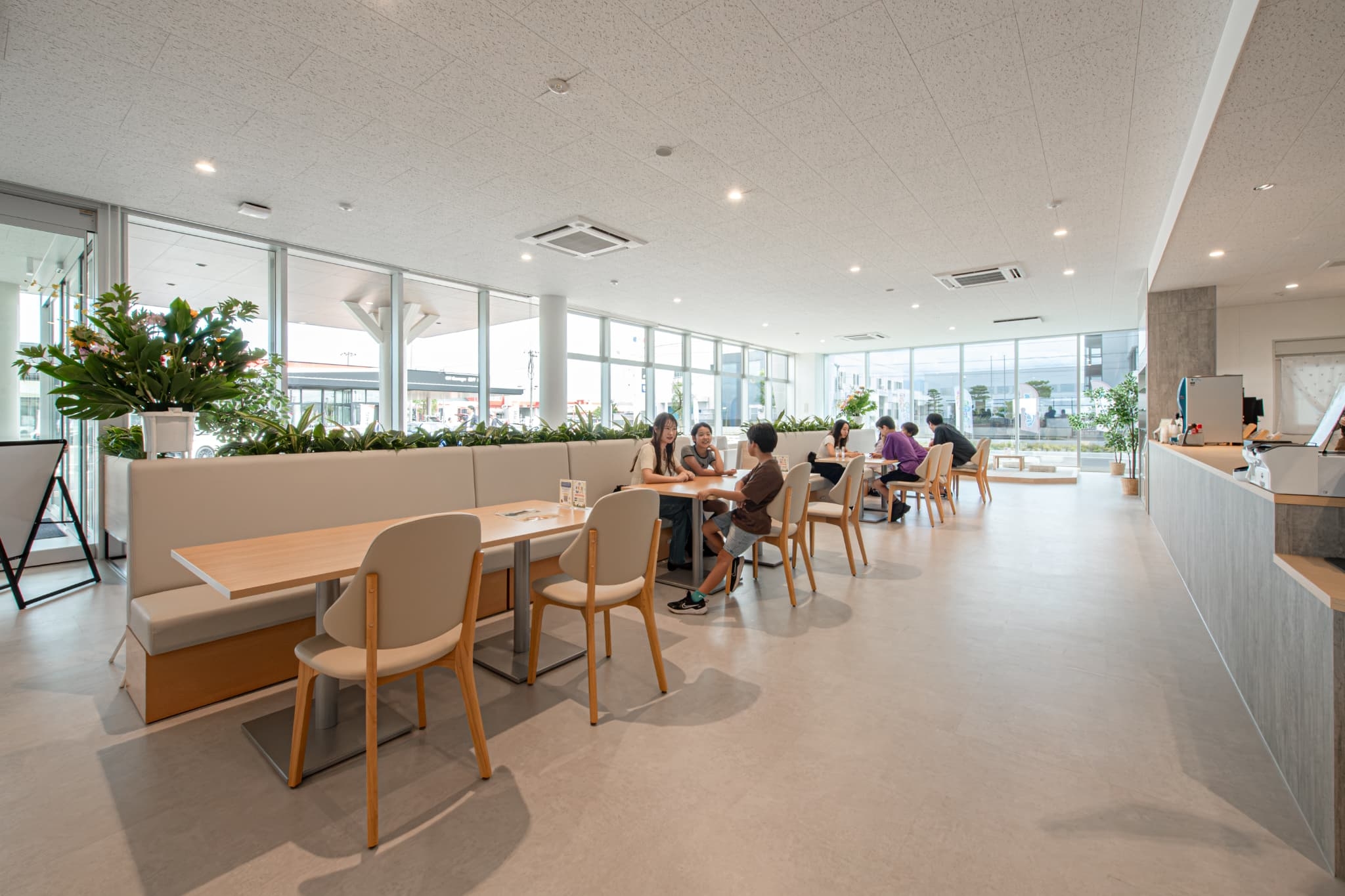 C-LandからC-Cafeへ移動する親子の様子