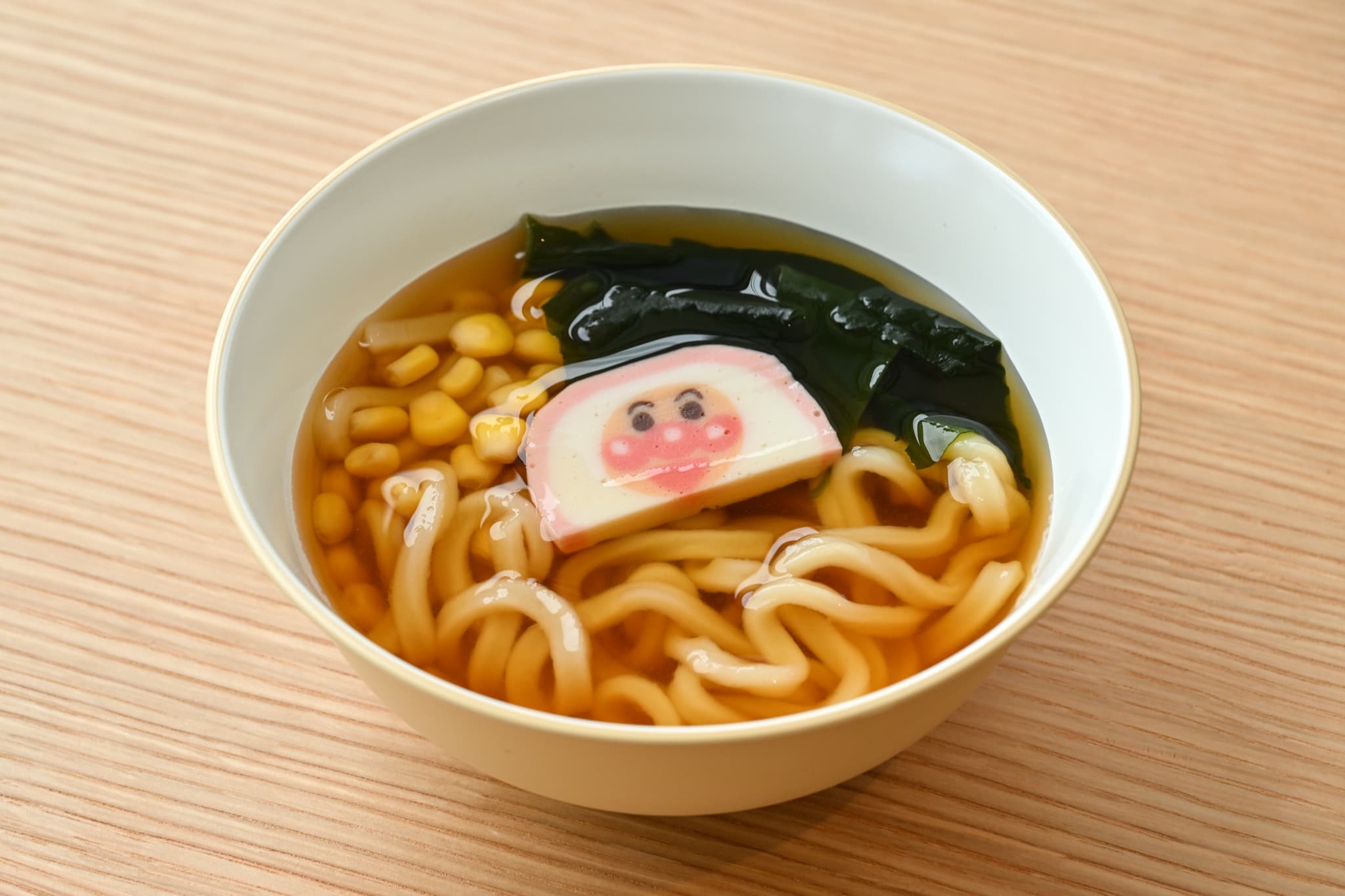 可愛いキャラクターが乗ったお子さまうどん