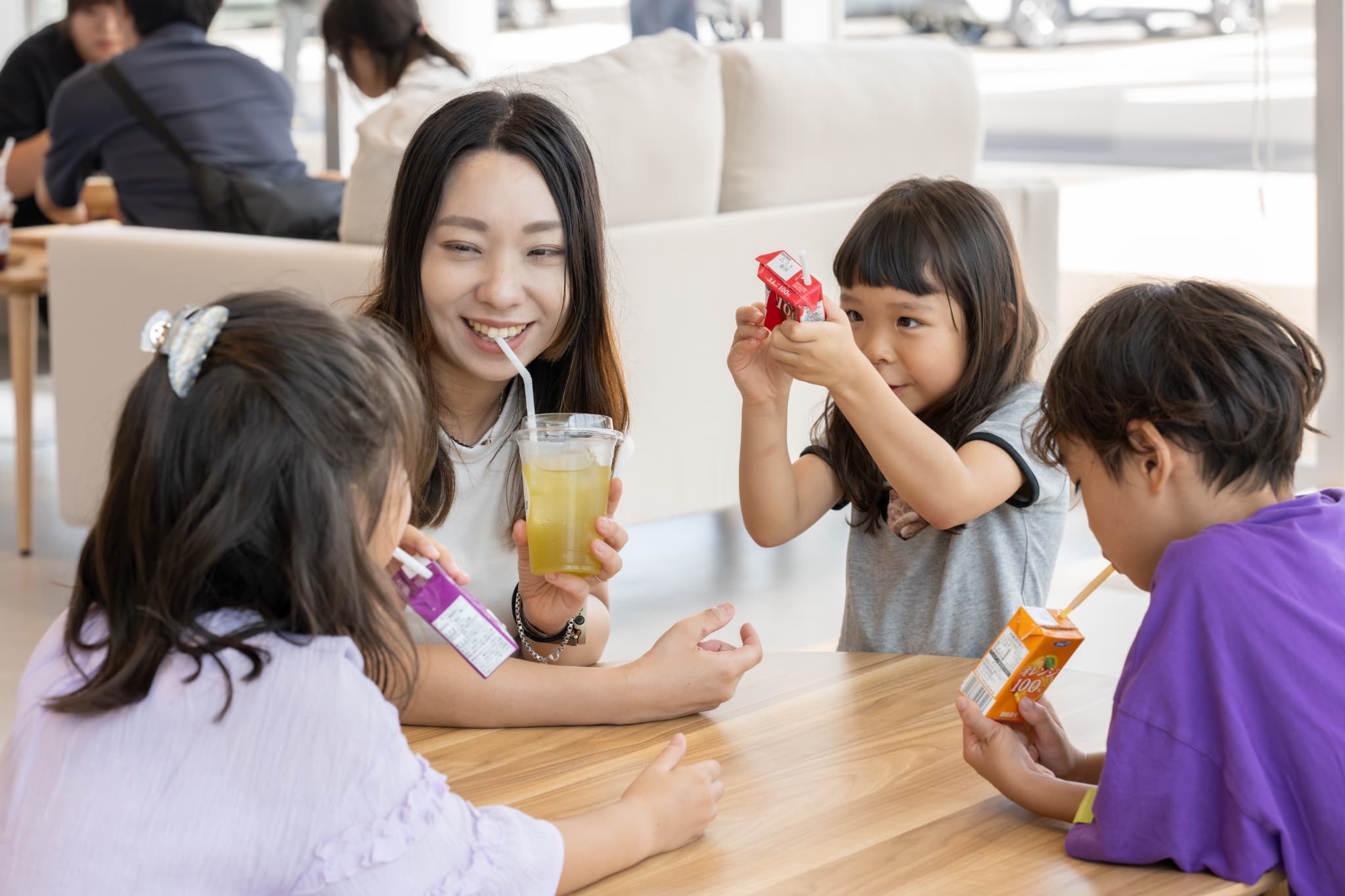 C-Cafeで笑顔を見せる家族