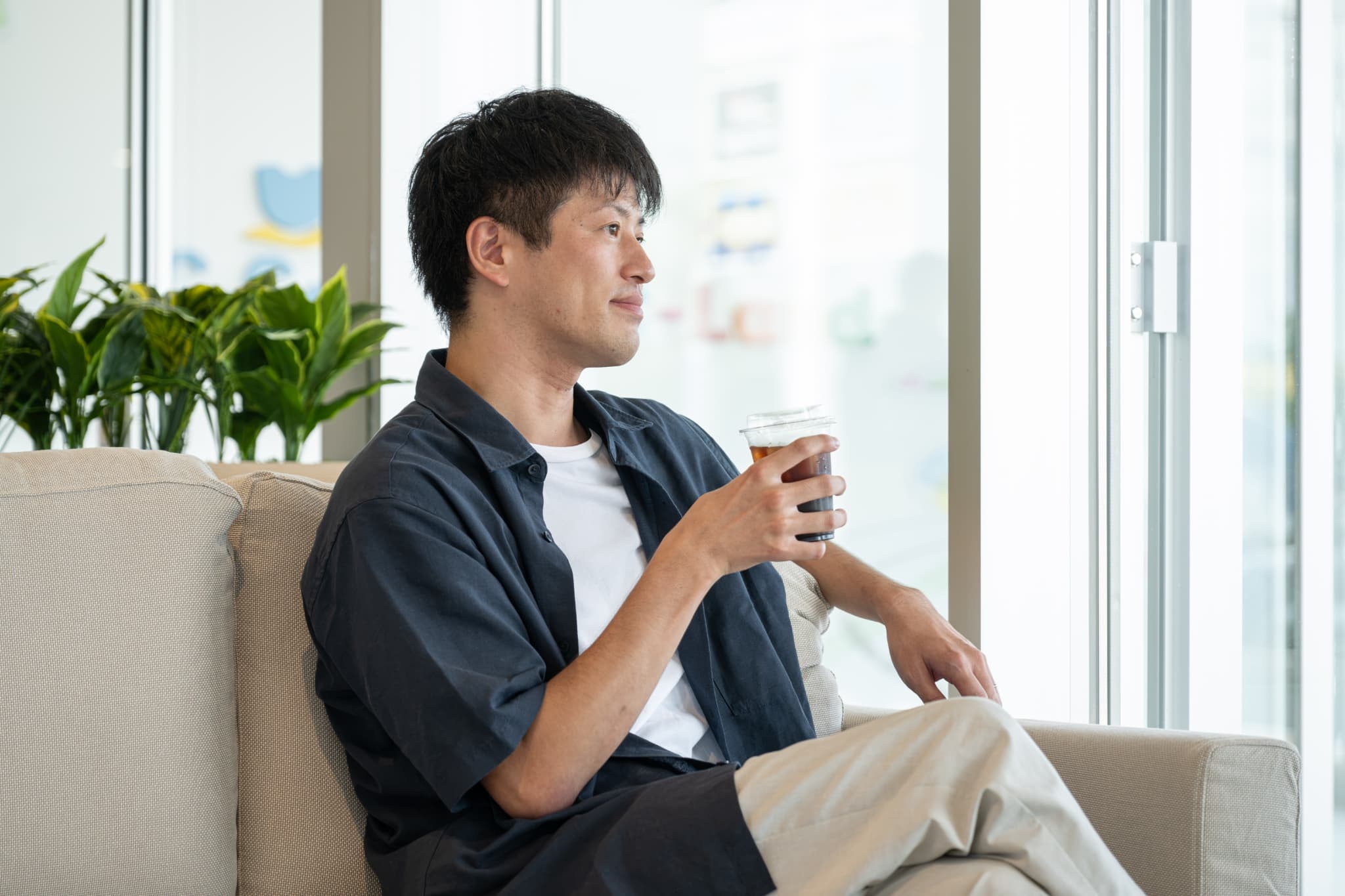 コーヒーを飲みながら休憩するパパ