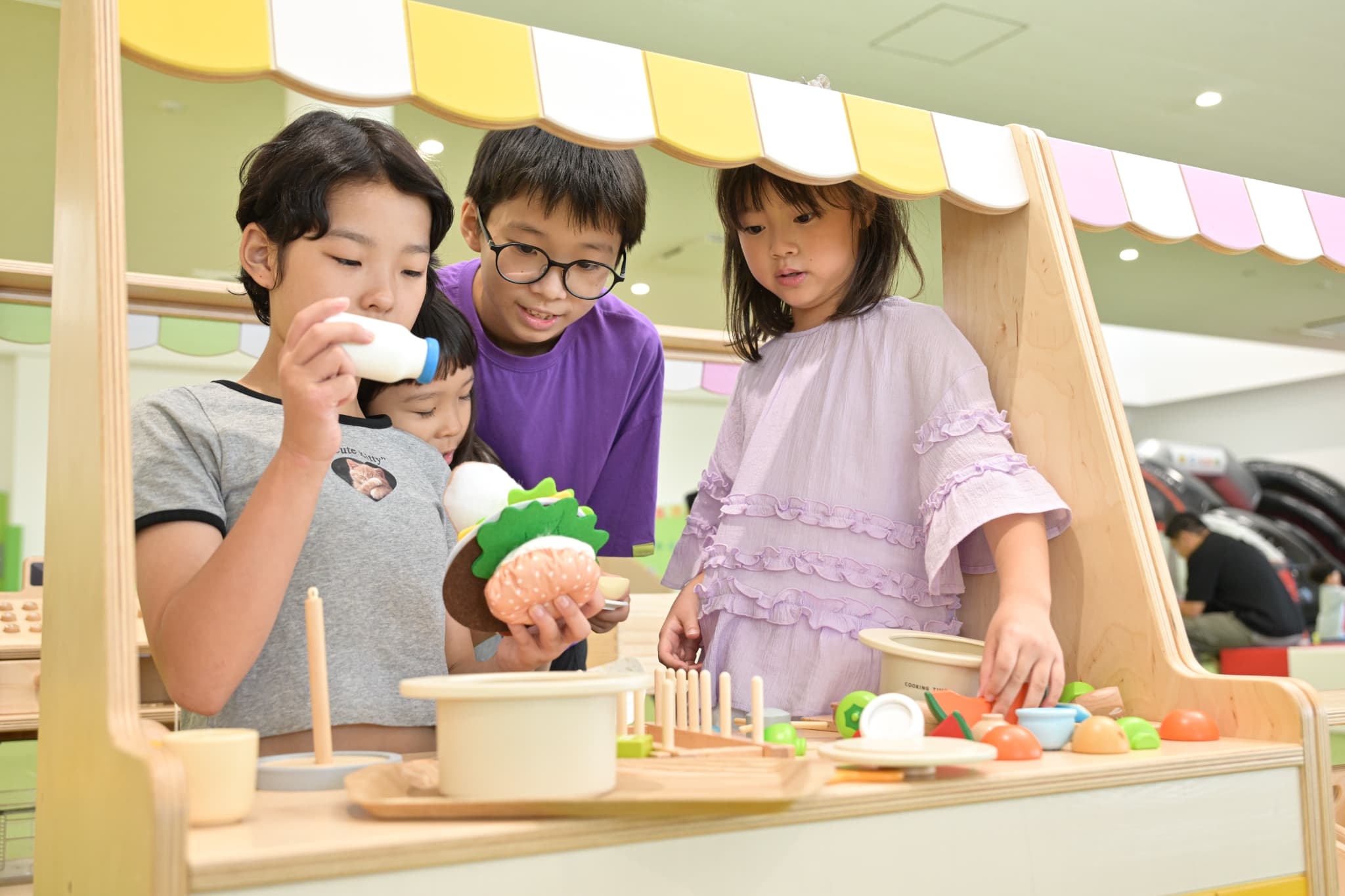 C-Cafeでご飯を食べたあと、C-Landでまた遊ぶ子ども